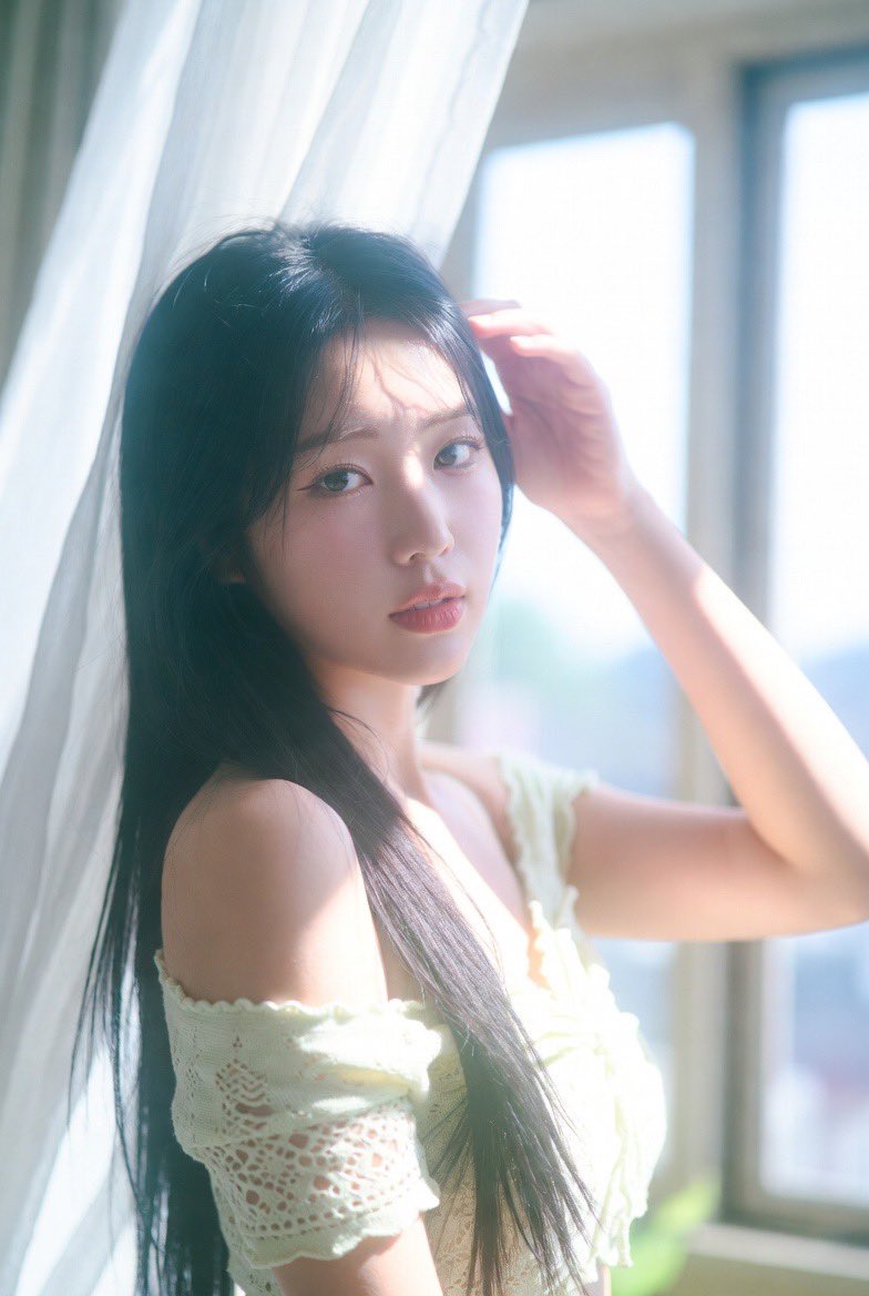 一张梦幻空灵风格的室内抓拍照片,照片中的主角是一位韩国美妆博主。https://t.co/vyP3HtJoaV, 图片 2