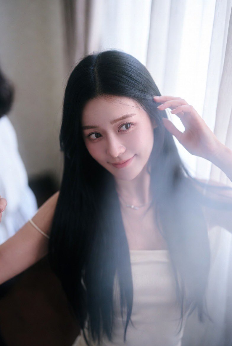 一张梦幻空灵风格的室内抓拍照片,照片中的主角是一位韩国美妆博主。https://t.co/vyP3HtJoaV, 图片 3