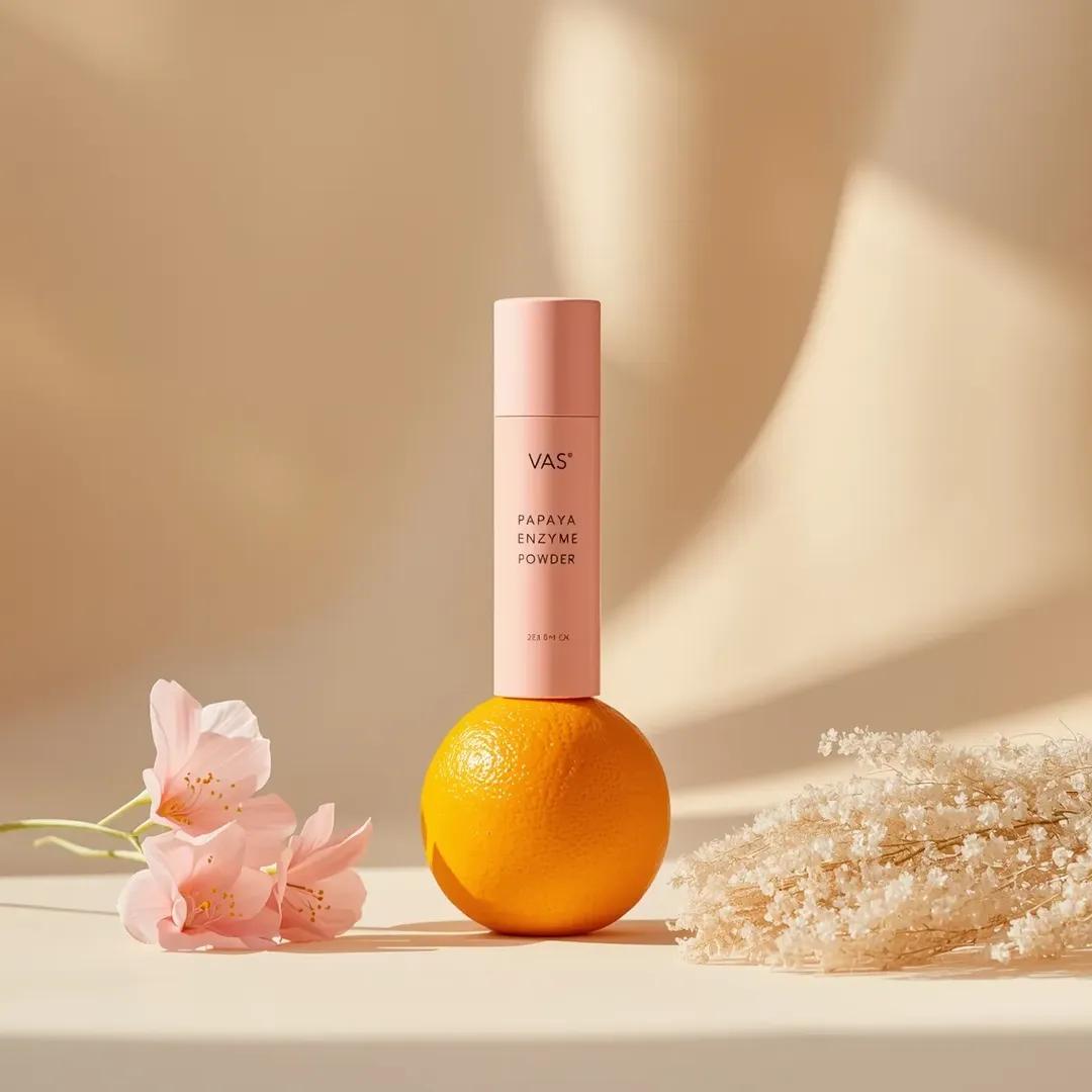 极简高端产品摄影：亮粉色圆柱形护肤瓶，标签为“PAPAYA ENZYME POWDER”（品牌“VAS”），垂直立在一颗新鲜橙子上，居中构图，…, 图片 3