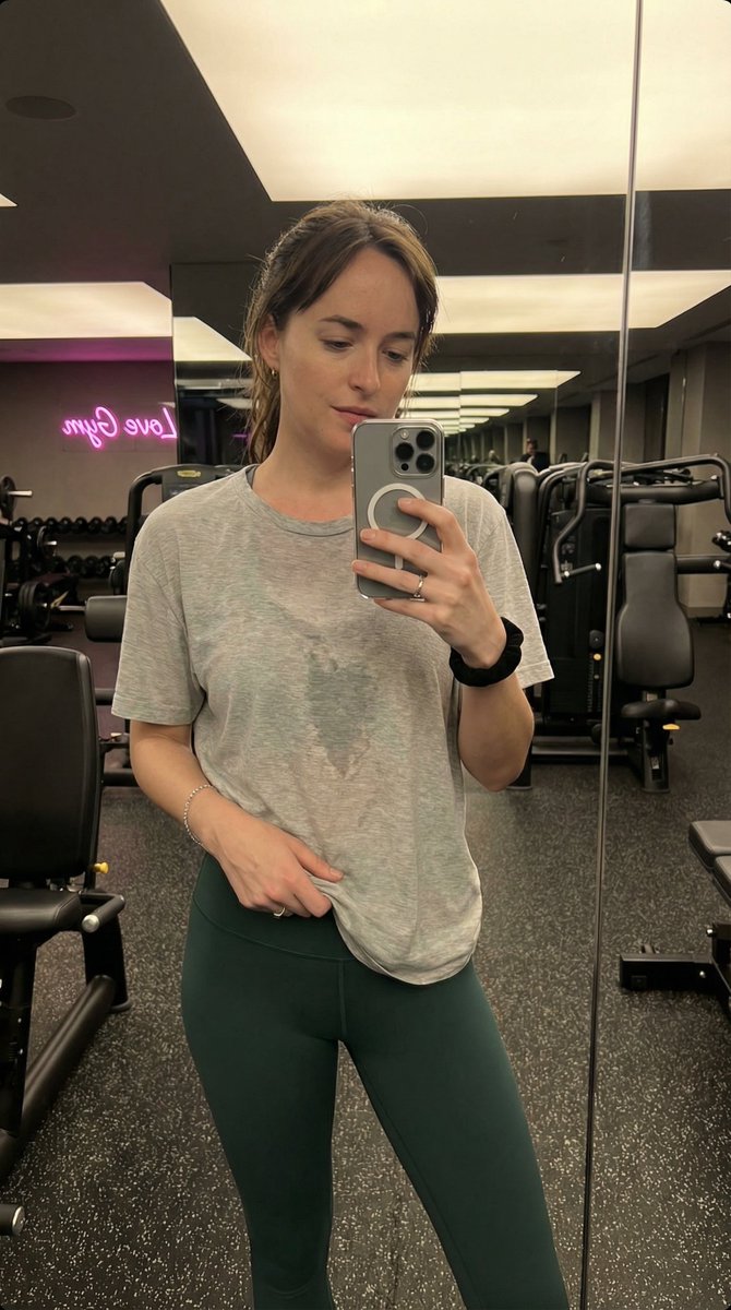 现代健身房内 Madelyn Cline 的写实风格、高度精细的抓拍式智能手机镜面自拍。她拥有运动型、曲线优美且健美的身材，腰部线条分明。她穿…, 图片 4