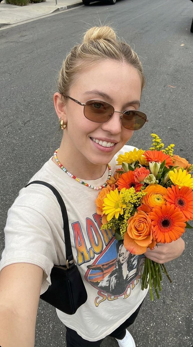 超现实自拍照片，一位年轻女子手持一束新鲜花束，, 图片 1