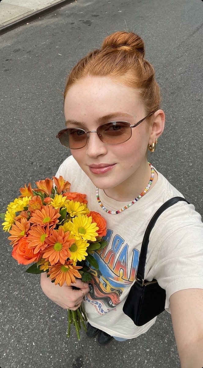 超现实自拍照片，一位年轻女子手持一束新鲜花束，, 图片 2