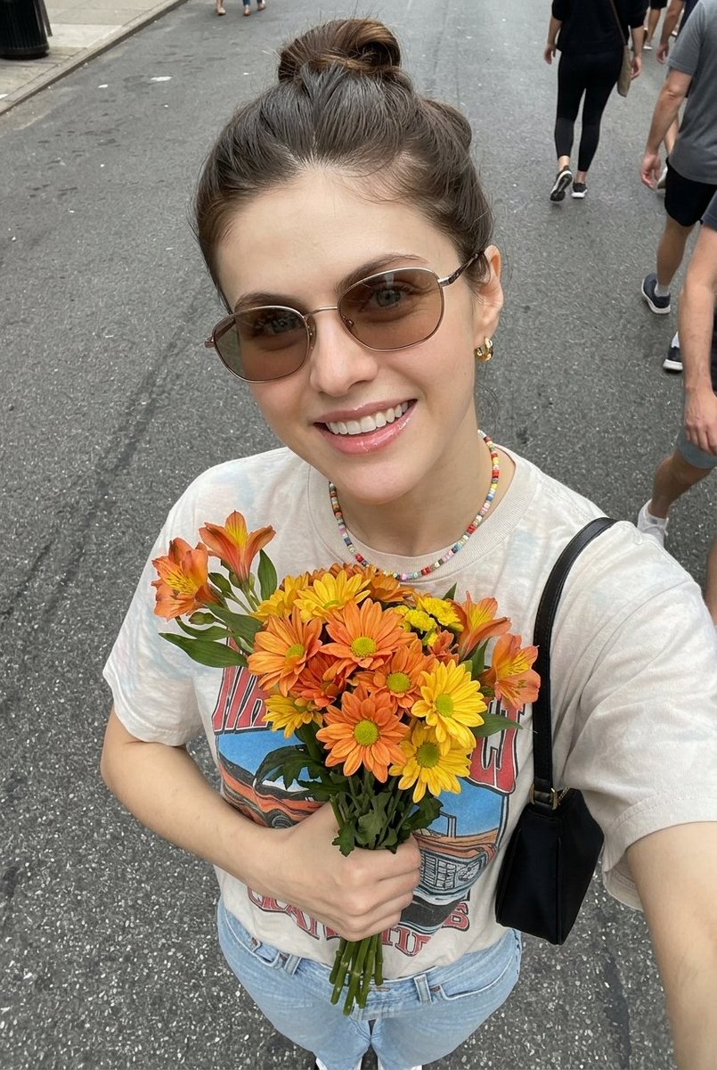 超现实自拍照片，一位年轻女子手持一束新鲜花束，, 图片 3