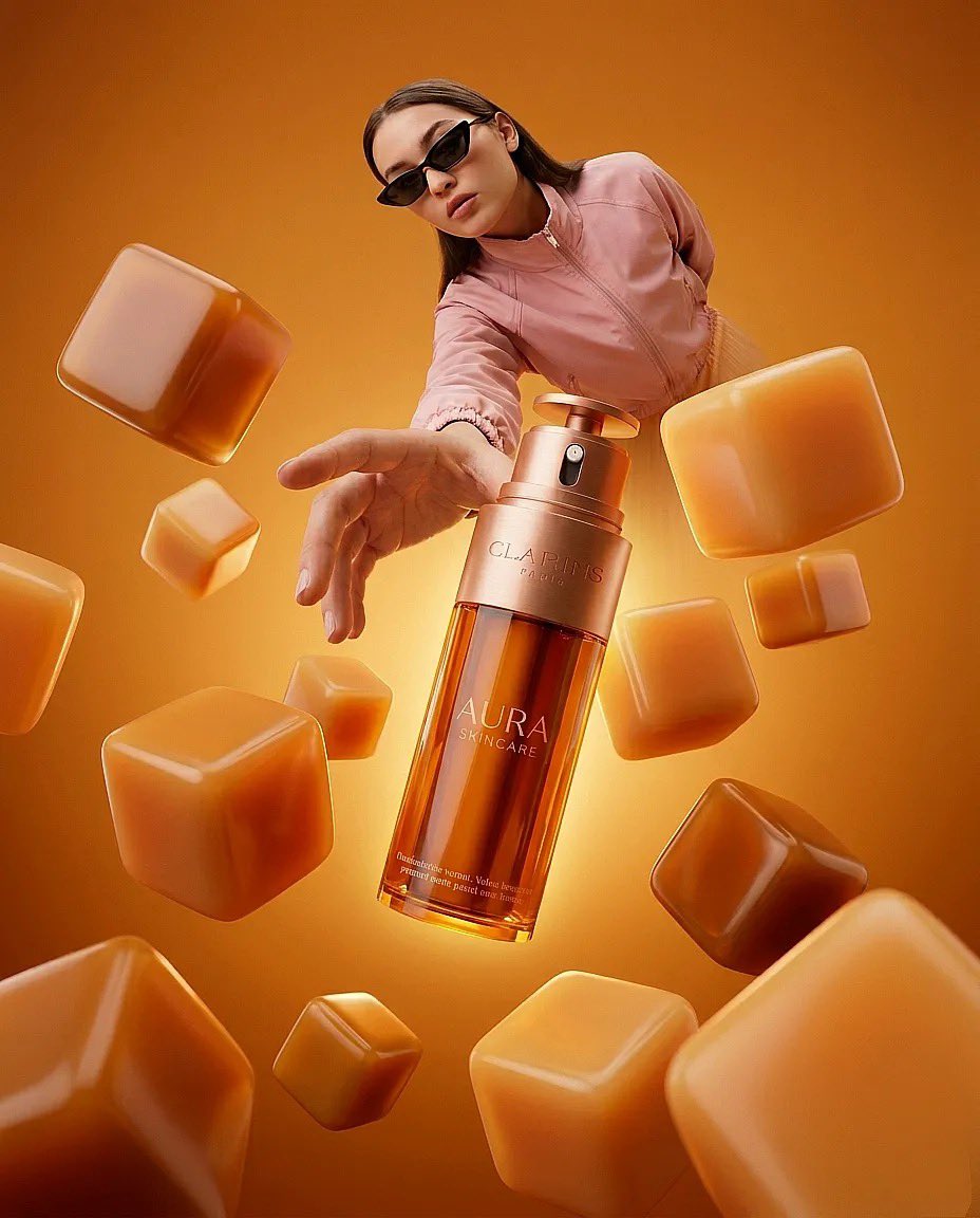 “超现实时尚产品摄影：一只巨大的琥珀色护肤品瓶（Clarins Aura）放置在一个极简盒子房间内的橙白格子地板上，温暖的纯橙色灯光，一位时尚…, 图片 2