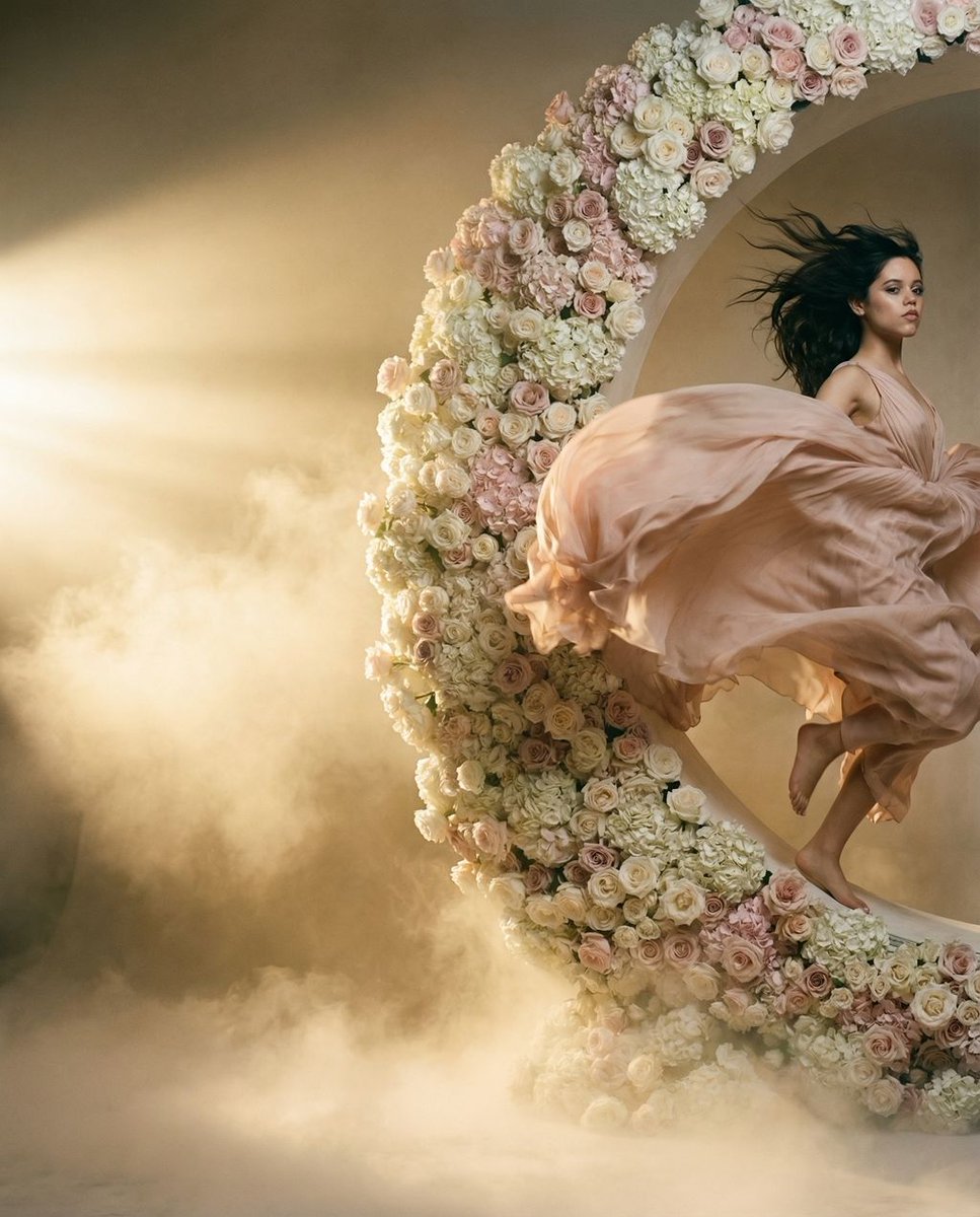 悬浮于花之轨道的动态梦境。一幅超写实的中画幅编辑级摄影作品。构图：电影三分法。主角位于画面右侧三分之一的边缘处，左侧留出大面积负空间。主体与动…, 图片 2