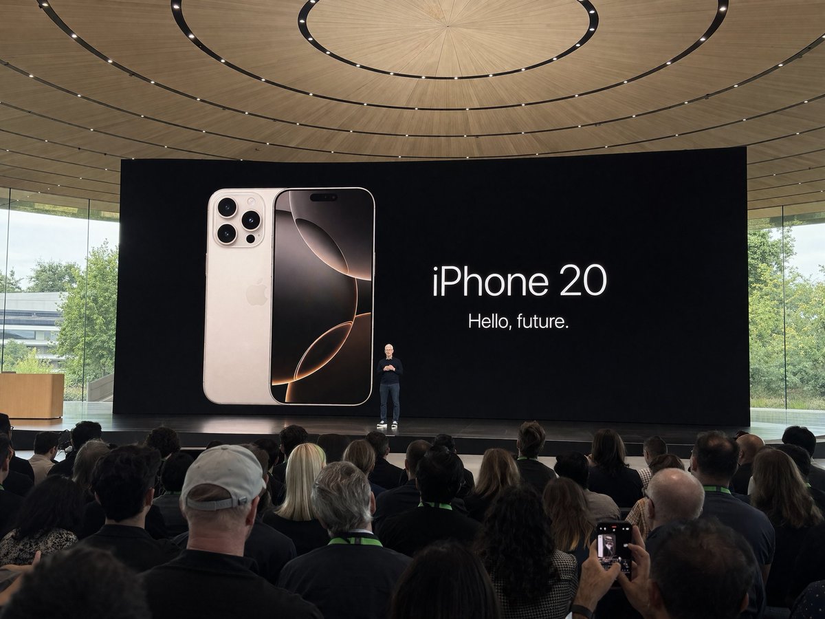 业余摄影师用 iPhone 在 Apple Park 拍摄的照片,拍摄于 iPhone 20 主题演讲期间,蒂姆·库克在舞台上演讲。 从远处的…, 图片 1