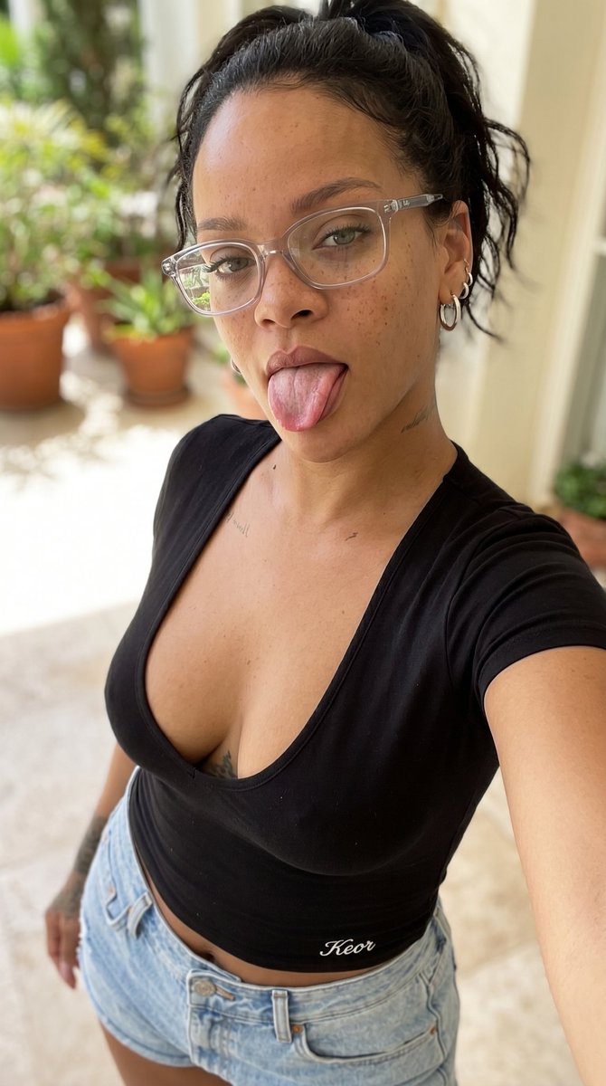 垂直特写自拍,迷人的凯莉·詹娜(Kylie Jenner),黑发俏皮地伸出舌头,穿着橙色低胸上衣和牛仔短裤,面部可见雀斑,戴着眼镜,橙色上衣下…, 图片 4