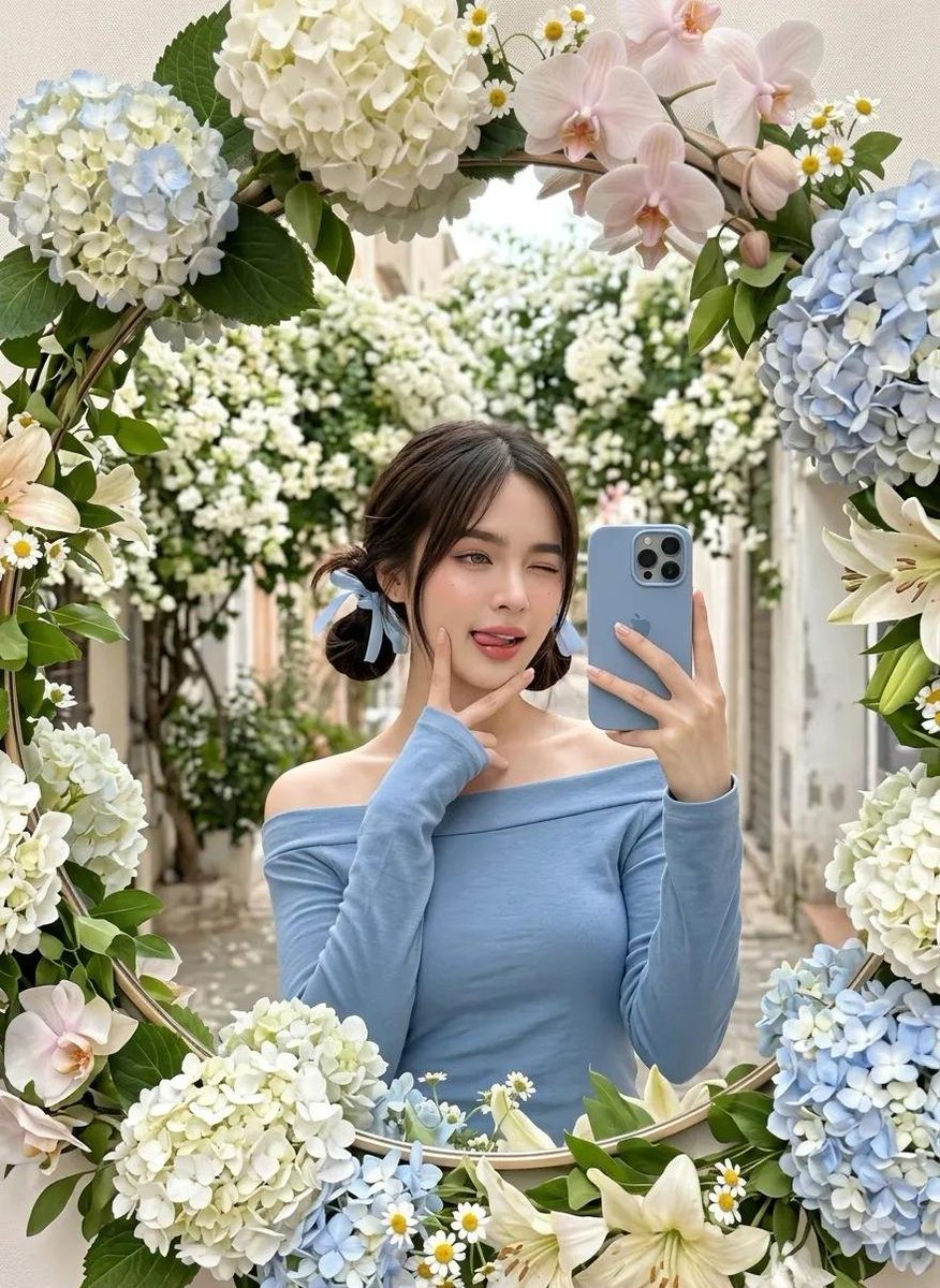 一位可爱的年轻女性在户外拍摄镜面自拍，被装饰华丽的圆形镜子所环绕，镜子上覆盖着茂盛的柔和粉彩色花朵（绣球花、雏菊、百合和兰花）。她妆容柔和自然…, 图片 1