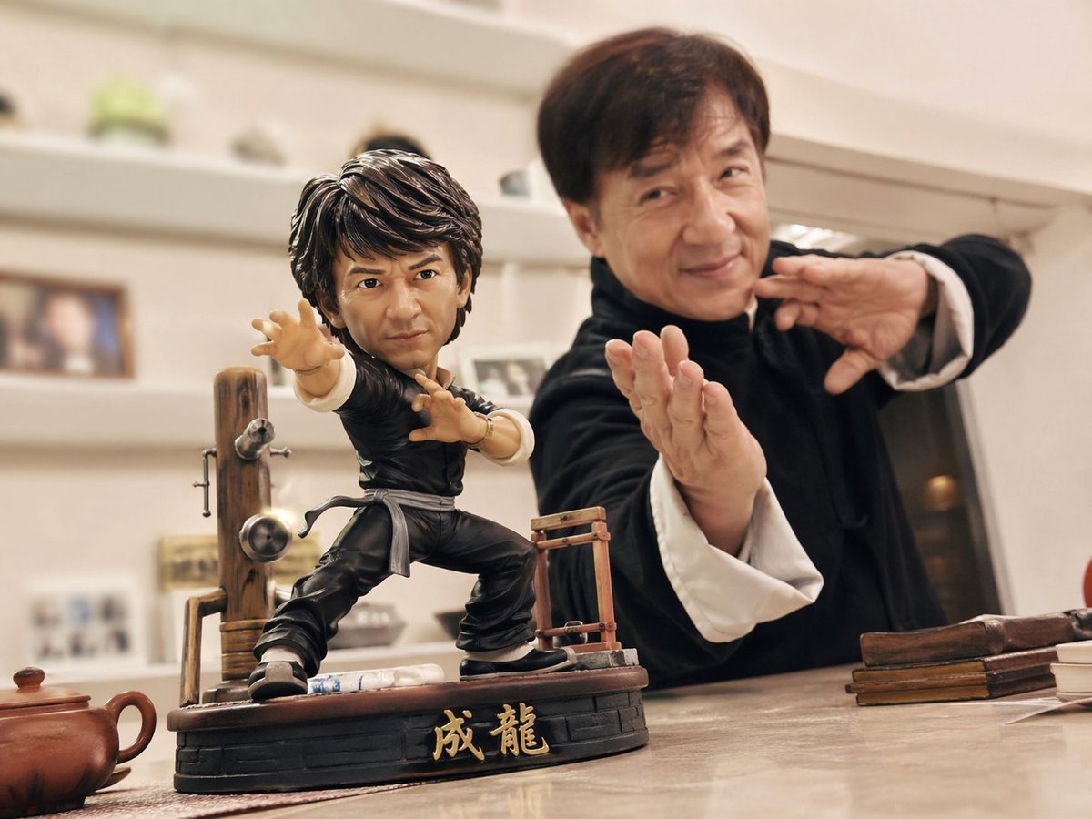以手机随手拍摄的日常风格，桌面上摆放着一款 【成龙】【功夫】 动漫手办，动作夸张帅气，装备齐全。, 图片 1