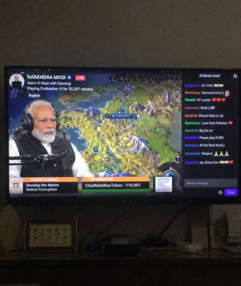 莫迪作为Twitch主播,但是低质量手机拍摄的照片,画面中某人在家里看电视转播,少一些 https://t.co/Rvpg7v1ynx, 图片 2