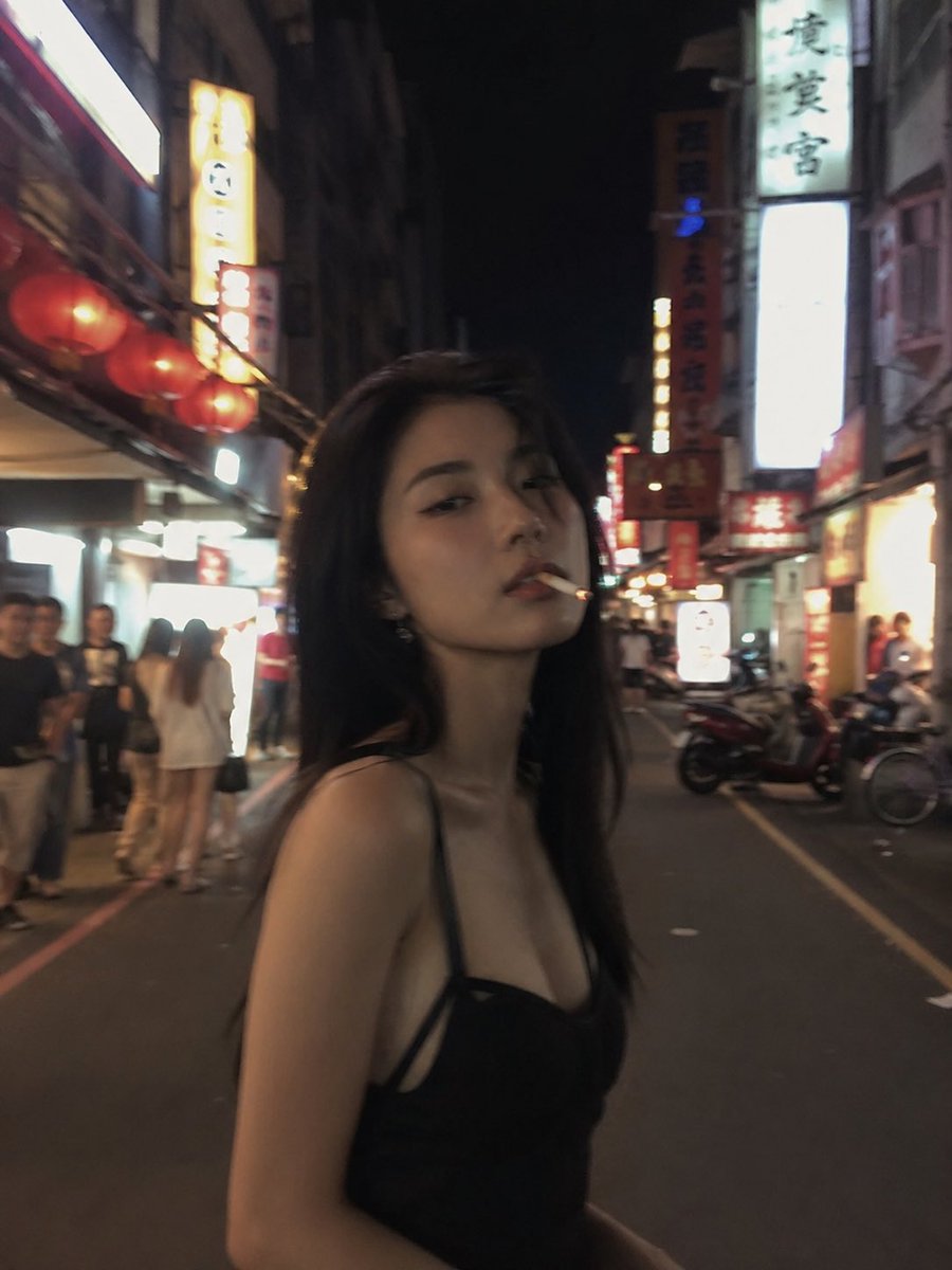失焦抓拍风格的照片：一位亚洲时装模特站在夜晚的台湾老街中央，四周环绕着发光的红色灯笼。香烟美学氛围，暖色调，Pinterest 风格感觉。, 图片 2