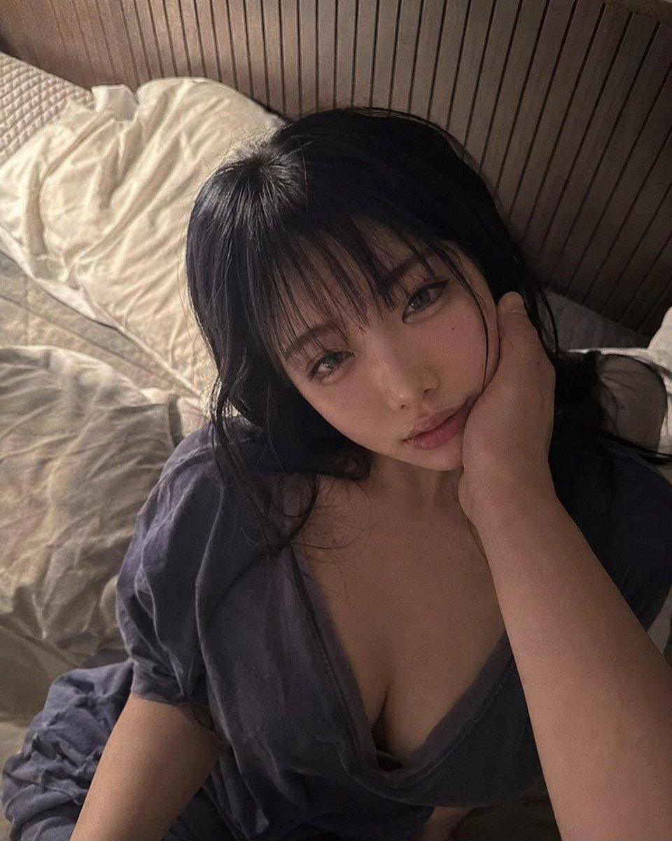 一张坦率而真实的深夜卧室快照。, 图片 1
