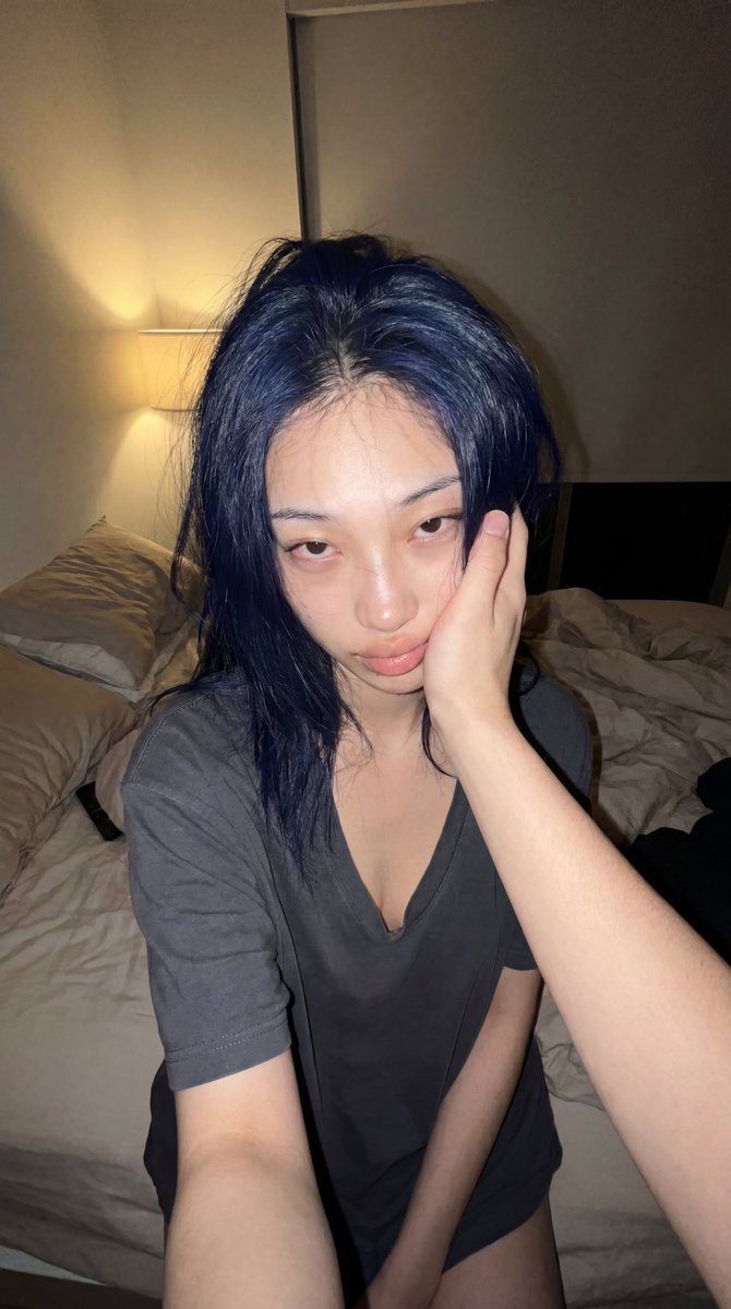 一张写实风格、真实的深夜卧室快照。从男朋友的视角俯拍,他右手温柔地托住他韩国女友的脸。她的外貌和造型强烈类似《火影忍者》中的日向雏田。她的头发…, 图片 1