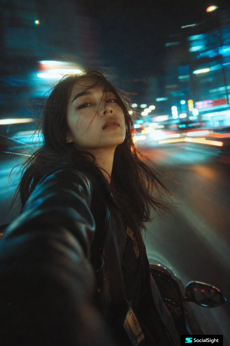 一位年轻女性骑行穿越城市的电影感夜景自拍,采用低位广角视角拍摄。柔和梦幻的运动模糊,路灯和车流的拉长光轨营造出赛博朋克光晕。霓虹蓝、青绿与暖琥…, 图片 1