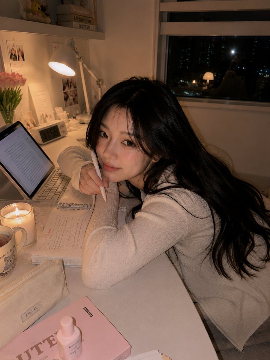 超写实的温馨韩国书房人像:一位美丽的韩国女性夜晚随意地坐在白色书桌上,旁边放着她的笔记本电脑,双膝轻柔地蜷向身体,上半身转向镜头,露出温柔害羞…, 图片 3