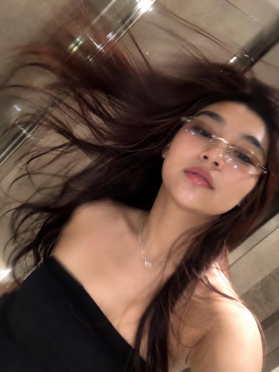 夜晚在奢华的米色大理石浴室中,一位美丽年轻女性拍摄的超写实镜面自拍,使用极为强劲的 iPhone 直闪闪光灯直接打向镜子。闪光在镜面中产生强烈…, 图片 2