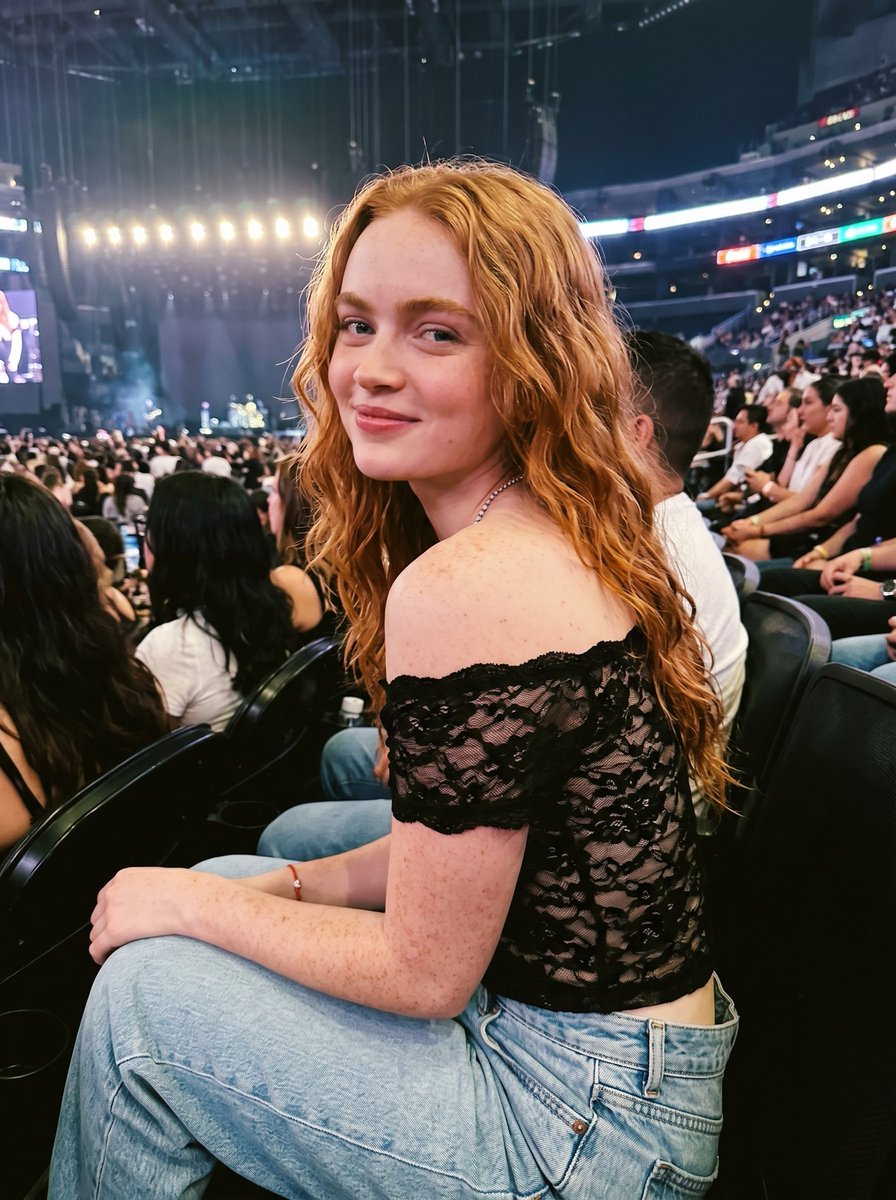 一位美丽的年轻女性 [ Sadie Sink ]，拥有波浪状的长姜红色头发，白皙的皮肤上自然分布着雀斑，覆盖在面部、肩膀和手臂上，明亮的蓝色眼…, 图片 1