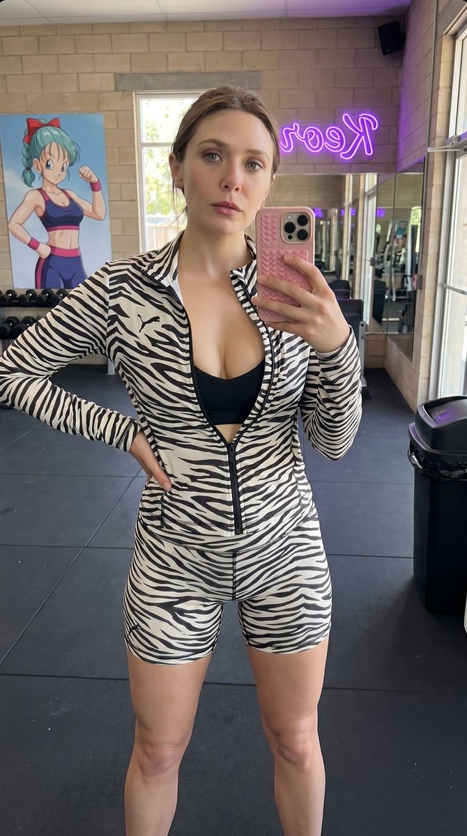 Elizabeth olsen（伊丽莎白·奥尔森）正在健身房或健身工作室里对着镜子自拍。, 图片 1