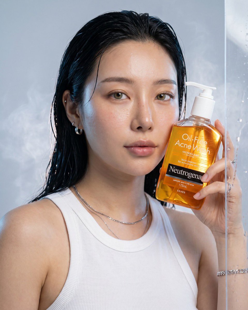 超写实奢华护肤品广告,Neutrogena 无油祛痘洗面奶,高端商业产品摄影,透亮琥珀色洁面瓶配透明按压泵,漂浮的水花与晶莹水珠,新鲜芦荟切片…, 图片 1