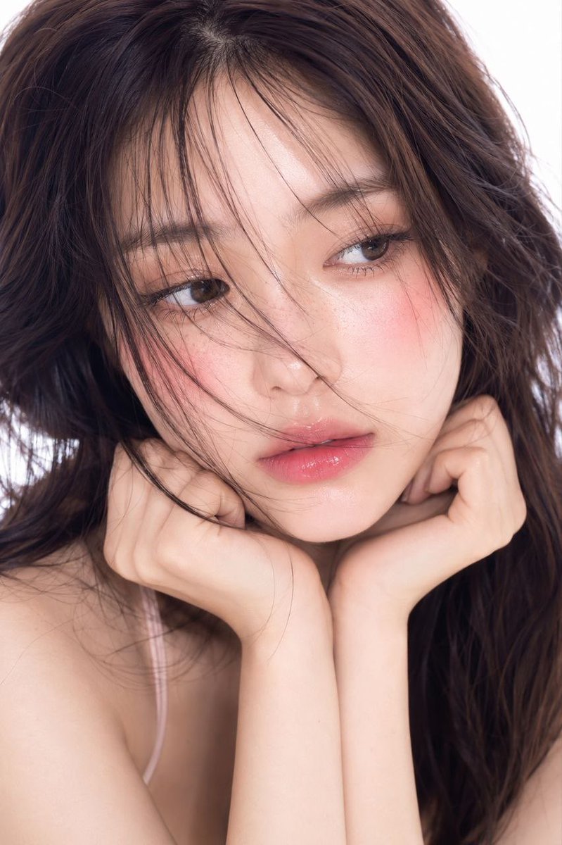 超写实电影感美妆肖像,一位年轻韩国女性,柔软水润的玻璃肌,自然粉红腮红,光泽渐变唇彩,细腻雀斑,蓬松凌乱的碎刘海半遮面容,深色长发随风飘扬,梦…, 图片 1