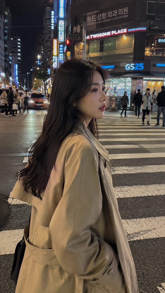 超写实的随拍 iPhone 街头照片：一位美丽的年轻韩国女孩，夜晚穿过霓虹灯闪烁的首尔街道，从侧视角抓拍，电影感的都市氛围，自然的行走姿态，黑…, 图片 1