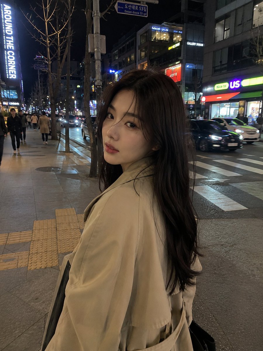 超写实的随拍 iPhone 街头照片：一位美丽的年轻韩国女孩，夜晚穿过霓虹灯闪烁的首尔街道，从侧视角抓拍，电影感的都市氛围，自然的行走姿态，黑…, 图片 2