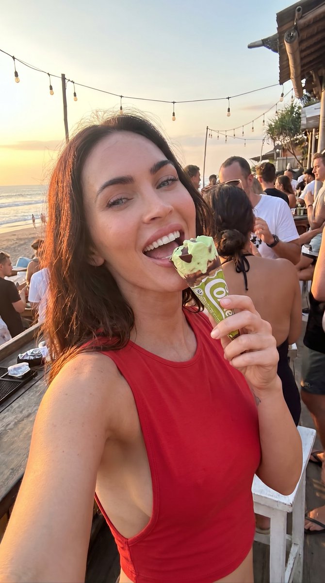 业余特写微模糊自拍的美味惊艳意大利瘦削棕发女友 emily ratajkowski,正在舔食一个草莓奶油甜筒(cornetto gelato)…, 图片 3