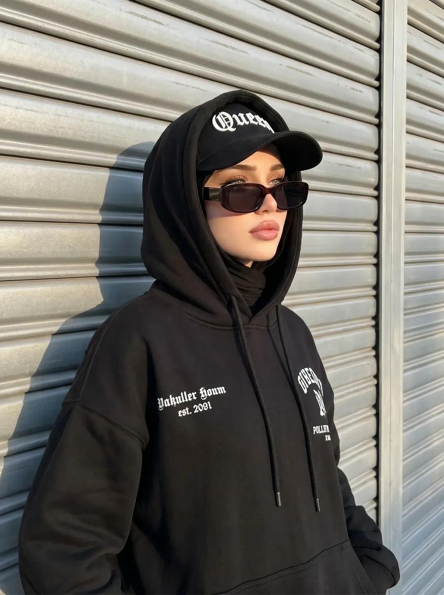 创建一张与所附参考图片具有完全相同面部特征和特征的图像，不改变任何特征。 一张街头风格的头巾女性肖像，她有着冷酷前卫的气质。她戴着黑色头巾，一…, 图片 2