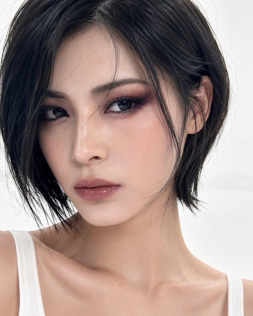 一位年轻女性的超写实美容肖像，她留着时髦的短波波头发型，柔顺的下颌长度头发，深侧分，柔和的修饰脸型发缕，带有自然光泽的顺滑黑发，略微凌乱的纹理…, 图片 1