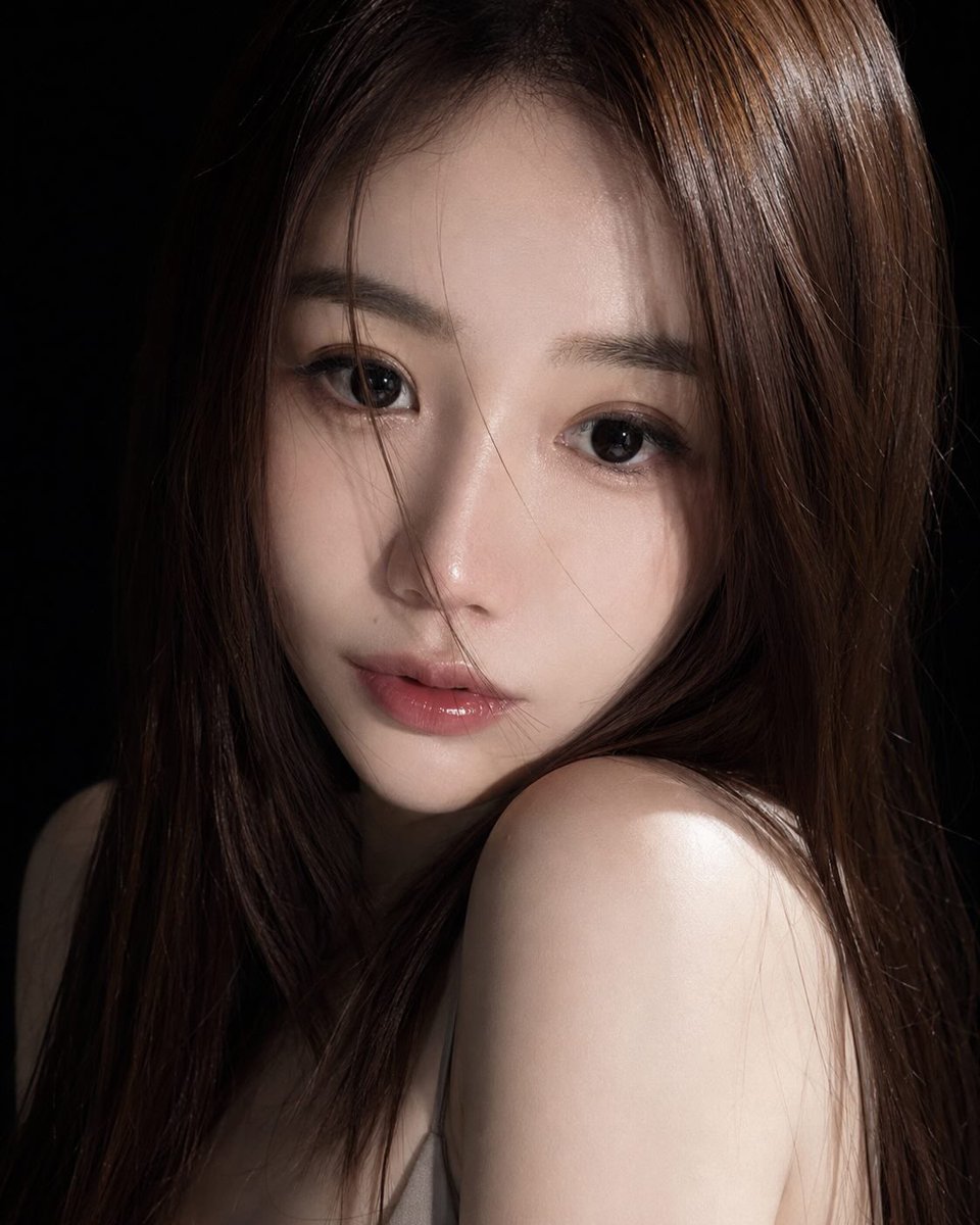 超写实的特写美妆人像肖像:一位年轻的东亚女性,柔顺丝滑的深棕色长发带有柔和自然的光泽,中分发型,几缕细腻的发丝垂落在脸颊两侧;一双大而有神的眼…, 图片 1
