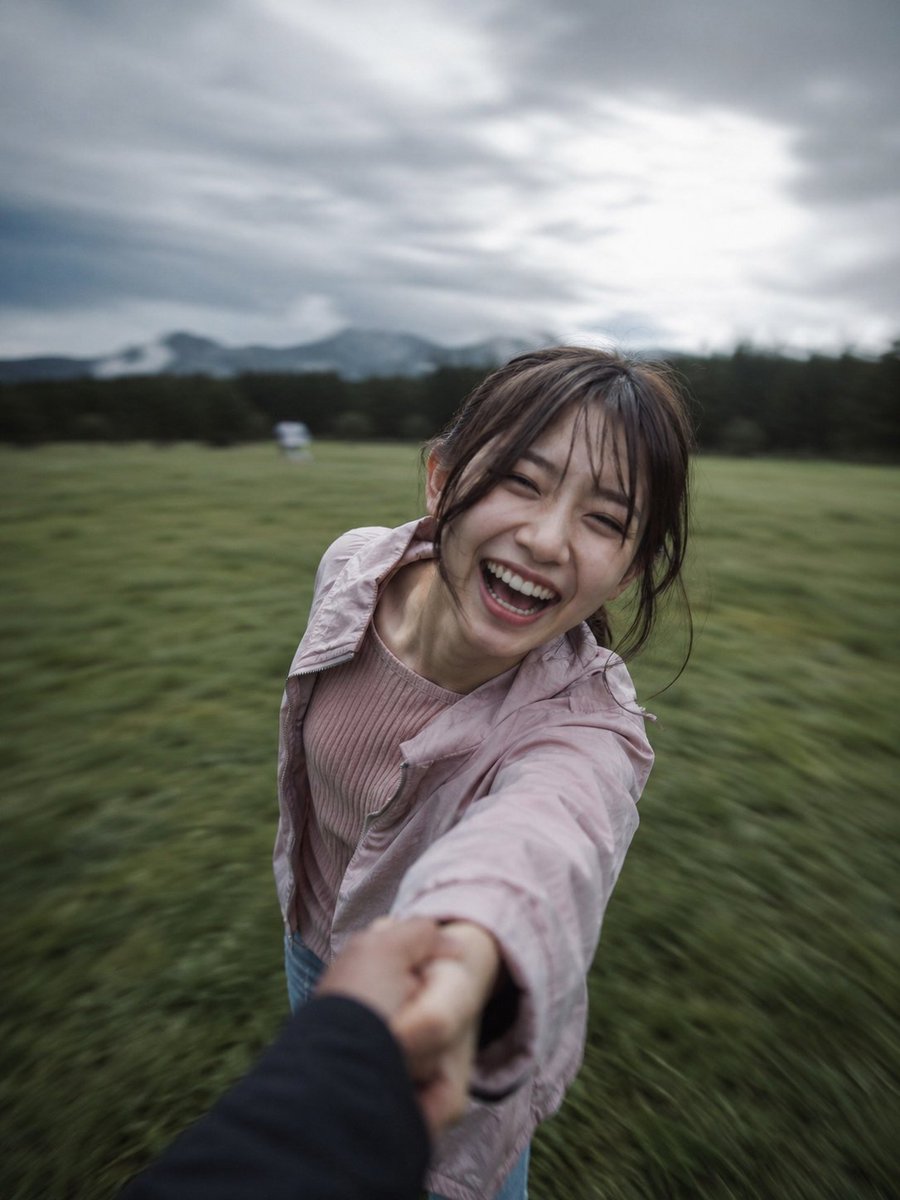 超写实抓拍照片，竖版 3:4 比例，第一人称视角（POV），在多云阴郁的天气下于一片广阔的草地里牵手旋转。边缘有强烈的径向运动模糊，中心焦点锐…, 图片 2