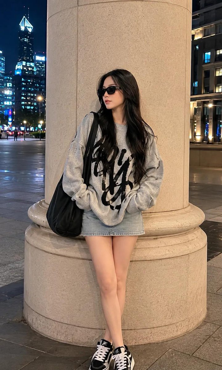 超写实全身时尚肖像：一位美丽的年轻女性，夜晚站立在豪华都市商业区一根高大的米色建筑立柱旁，神态轻松随意。面部轮廓柔和女性化，肌肤白皙无瑕，身材…, 图片 1