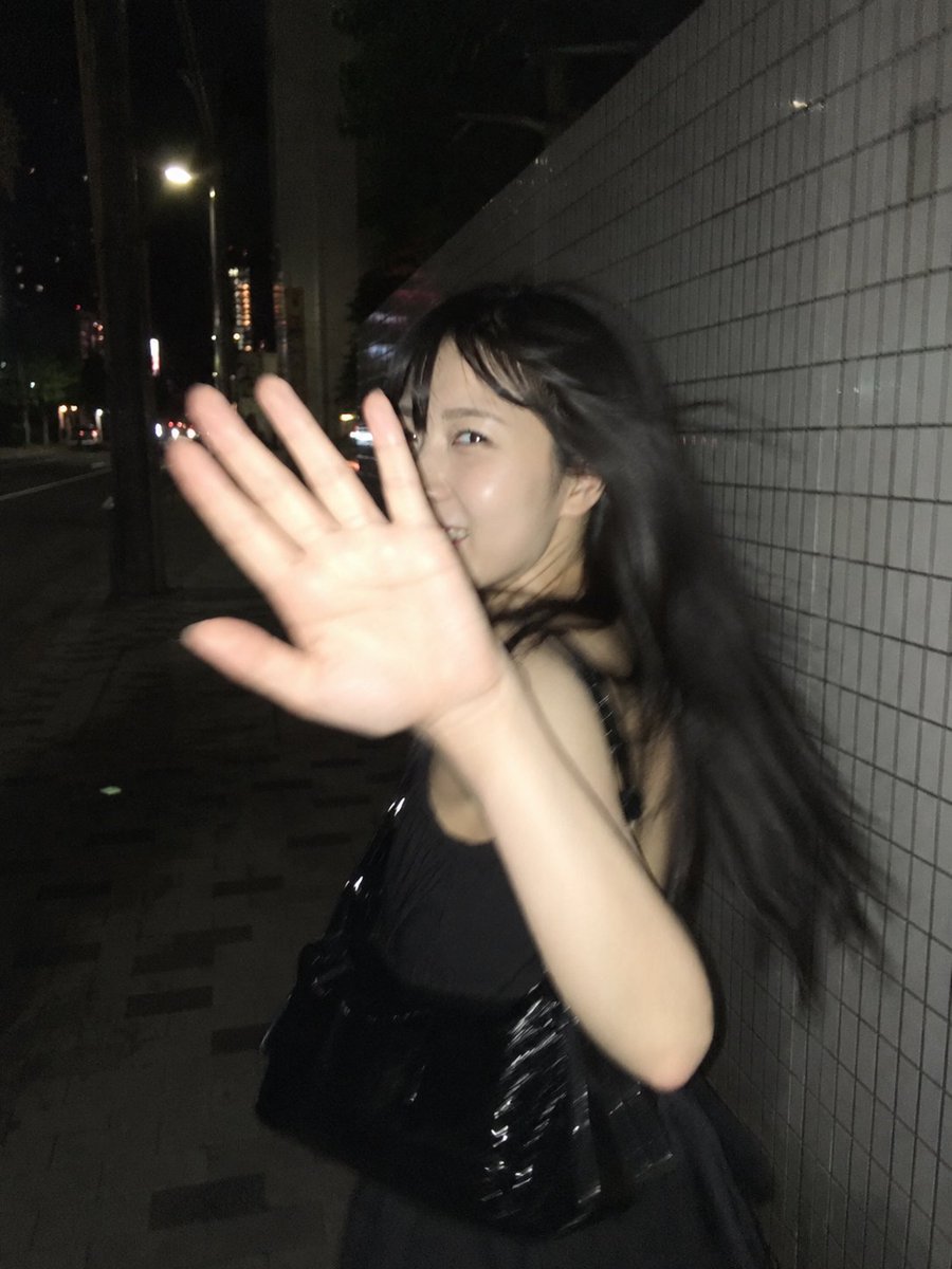 超写实的抓拍式智能手机闪光灯照片，竖向构图，3:4 比例。一位年轻的东亚女性，夜晚在一段安静的城市街道上快步前行，街边是一面长长的白色瓷砖墙。…, 图片 2