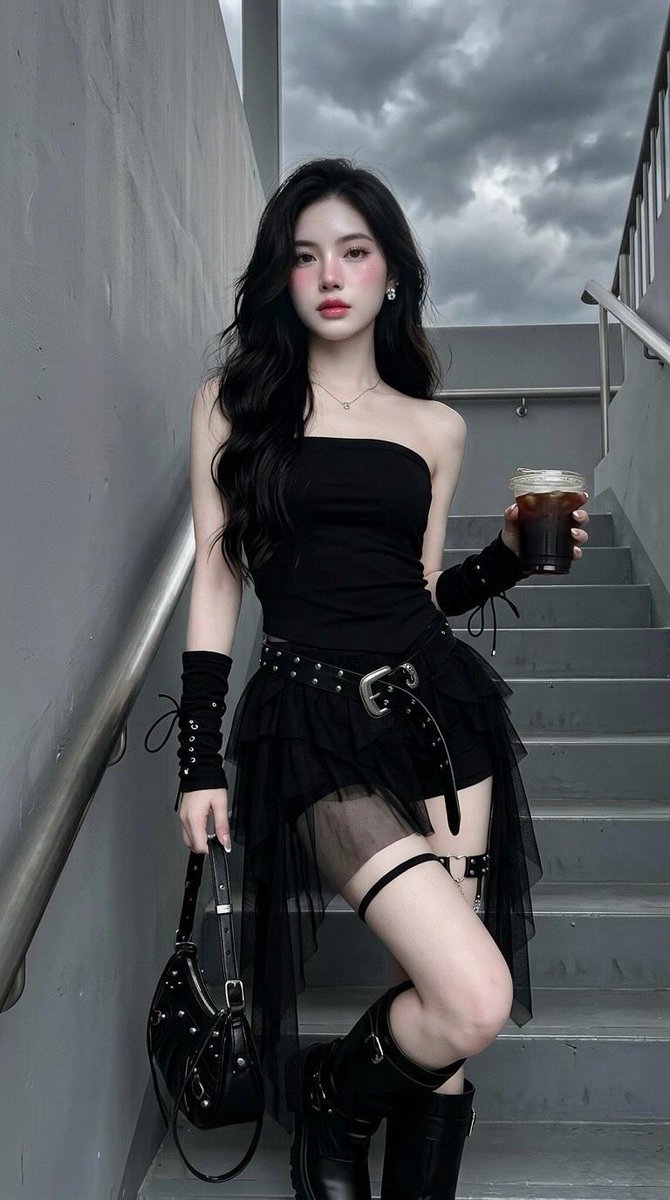 户外极简风格咖啡馆中,一位年轻女性的全身照片:长直黑发,坐在白色折叠椅上,身穿黑色抹胸迷你连衣裙、镶钉宽腰带、黑色无指系带护臂、大腿吊袜带、透…, 图片 2