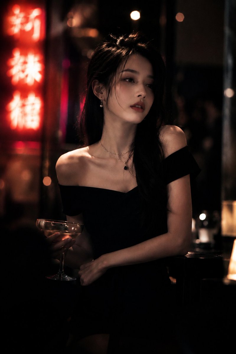 超写实电影感肖像,一位美丽的年轻女子,长长的黑发,身穿优雅的黑色露肩礼服,夜晚独自坐在灯光昏暗的豪华酒吧中,手持一杯鸡尾酒。柔和温暖的烛光,背…, 图片 1