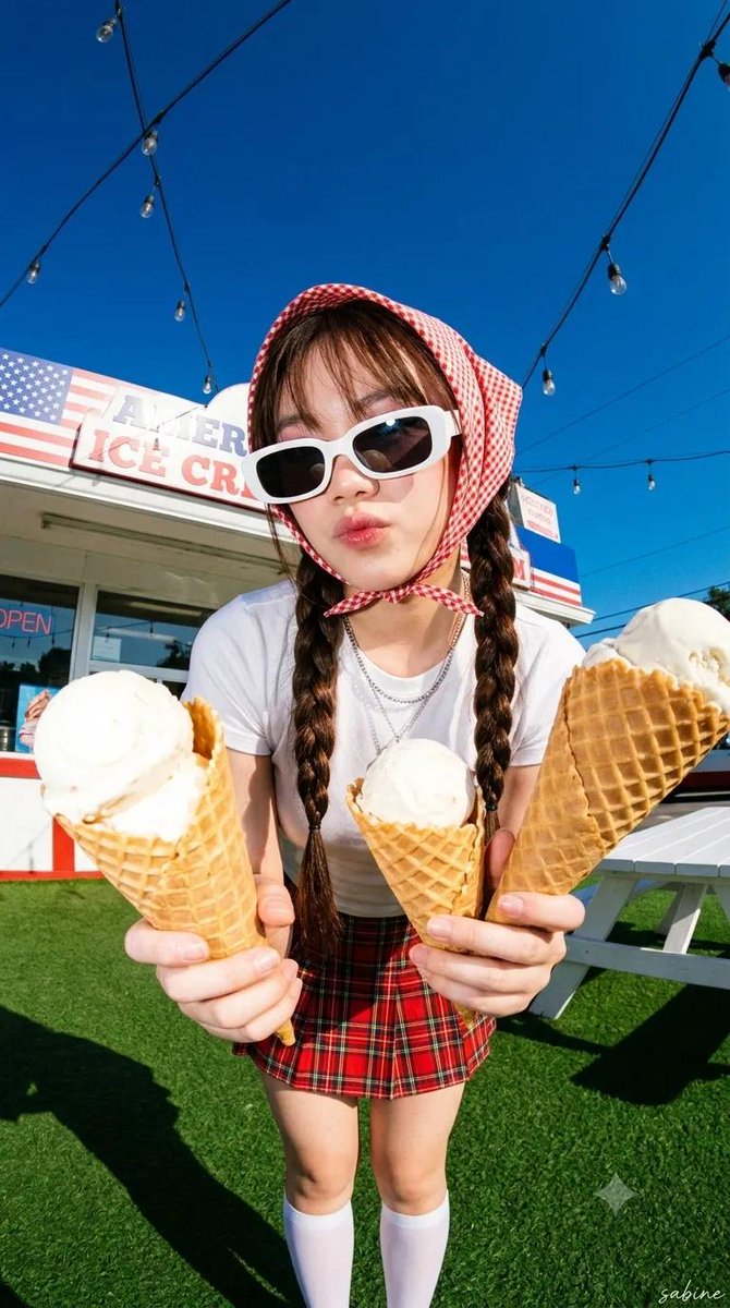 超写实Y2K夏季时尚大片,年轻女性身穿白色修身背心、红色格纹迷你裙、下巴下方系着红色方巾头巾、佩戴白色方形复古墨镜、银色层叠项链、及膝白色长袜…, 图片 1