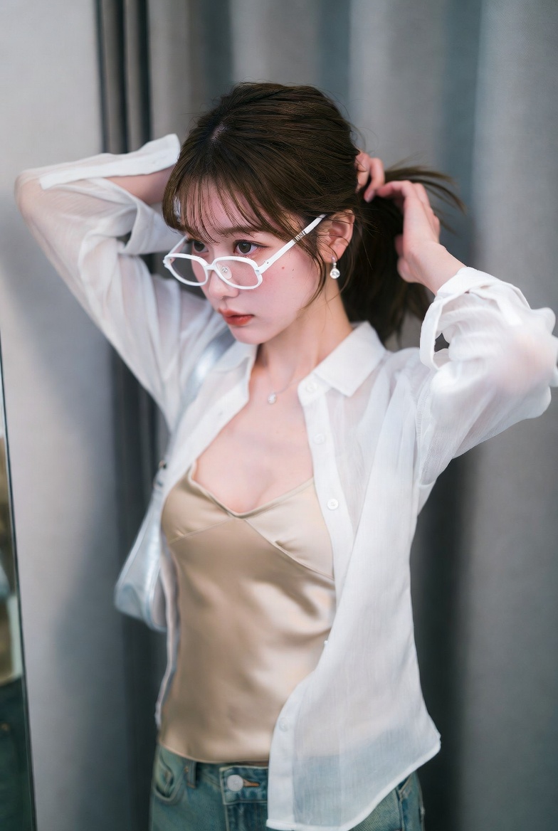 创作一张写实编辑风格的人像照片,画面中有一位20岁的日韩女性肖像主体,搭配白色镜框细框眼镜,正常佩戴于面部,镜片对齐眼睛位置,并佩戴小巧水滴形…, 图片 1