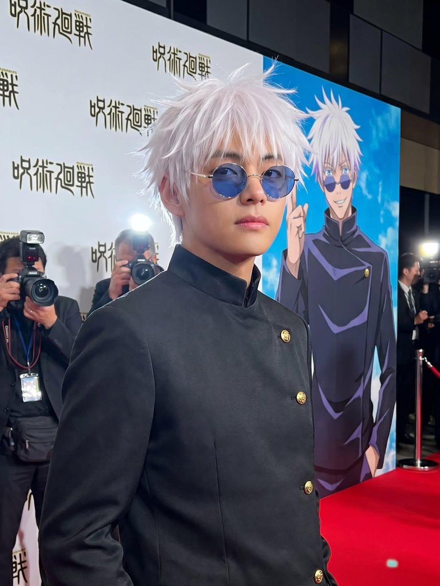 超写实真人版动漫改编首映礼活动,年轻明星完美Cosplay《咒术回战》角色,置身华丽红毯之上,奢华媒体活动,专业摄影师手持闪光灯疯狂拍摄,背景…, 图片 1