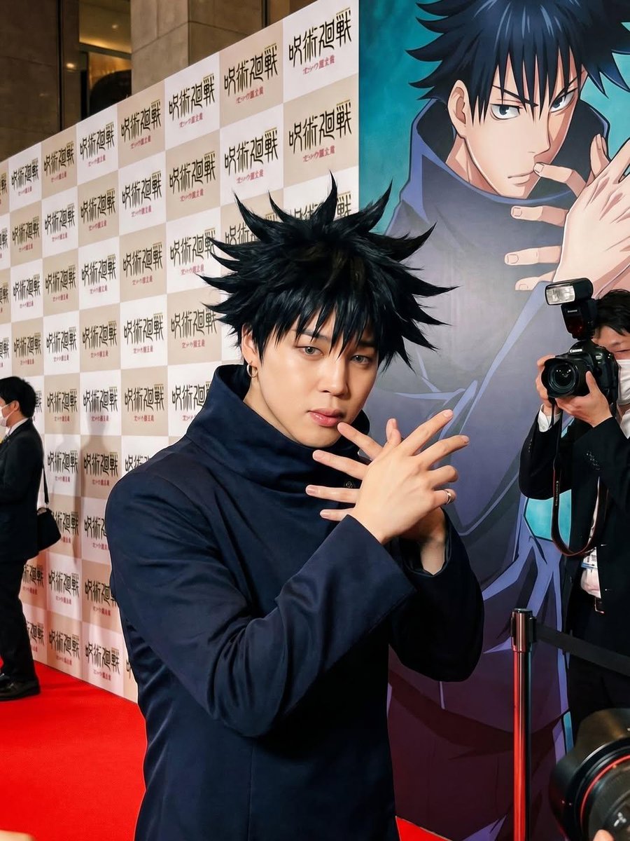 超写实真人版动漫改编首映礼活动,年轻明星完美Cosplay《咒术回战》角色,置身华丽红毯之上,奢华媒体活动,专业摄影师手持闪光灯疯狂拍摄,背景…, 图片 3