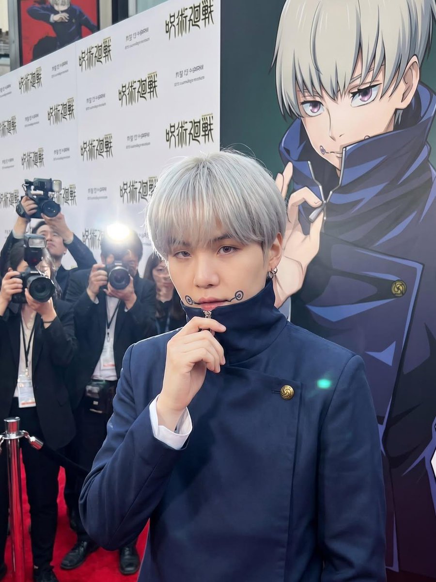 超写实真人版动漫改编首映礼活动,年轻明星完美Cosplay《咒术回战》角色,置身华丽红毯之上,奢华媒体活动,专业摄影师手持闪光灯疯狂拍摄,背景…, 图片 4