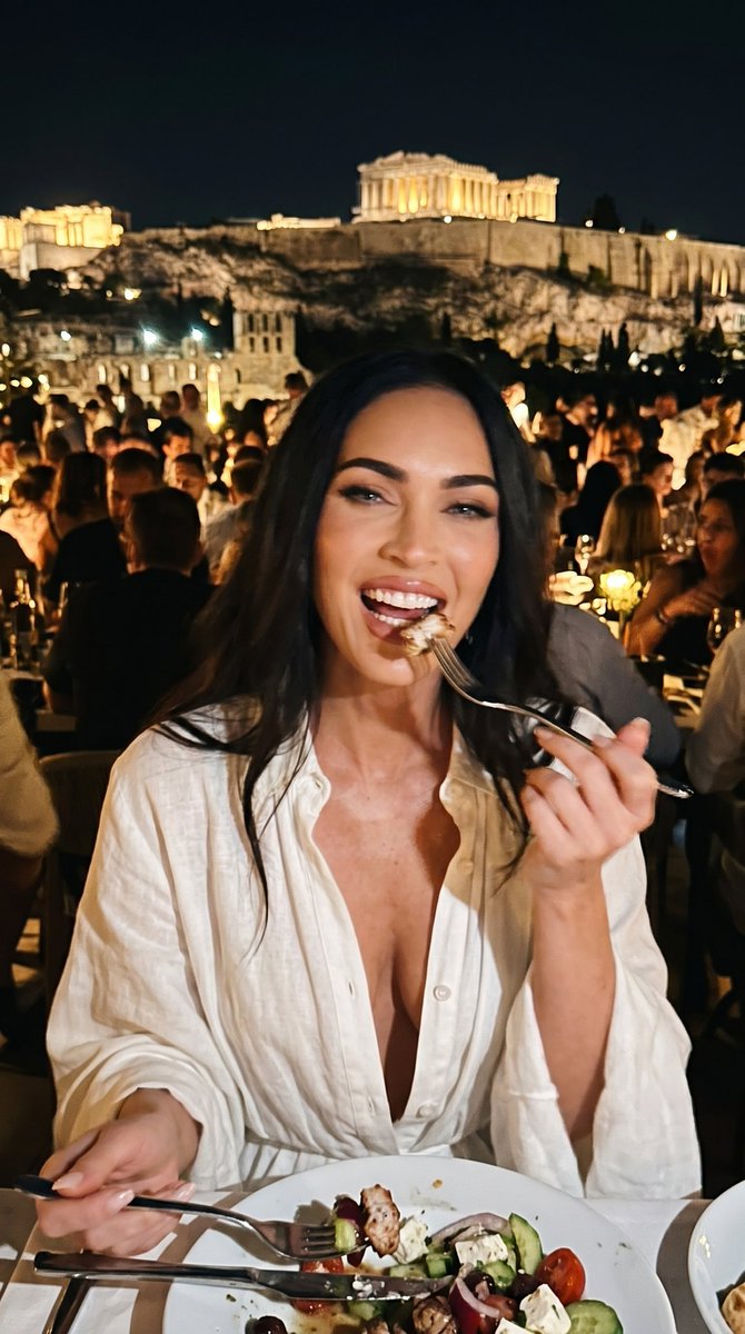 一张微妙模糊、低画质的特写业余 iPhone 照片，内容是一位惊艳的年轻 Megan Fox（梅根·福克斯），在雅典帕特农神庙附近一家高档拥挤…, 图片 1