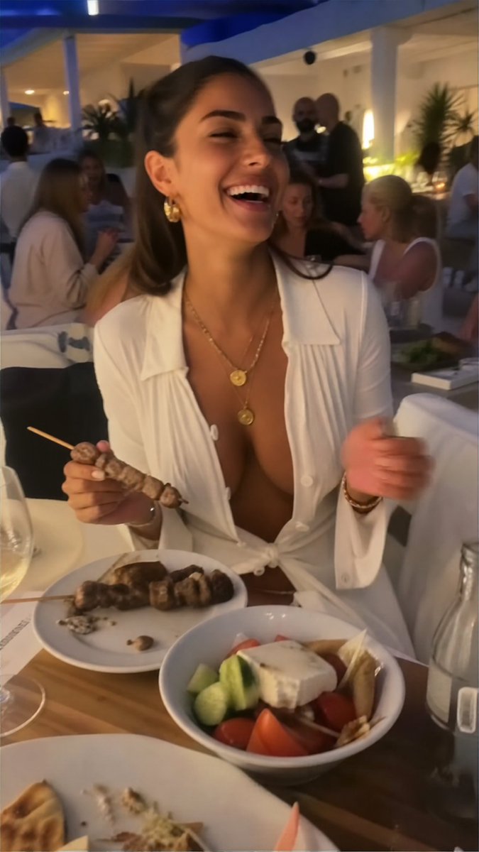 一张微妙模糊、低画质的特写业余 iPhone 照片，内容是一位惊艳的年轻 Megan Fox（梅根·福克斯），在雅典帕特农神庙附近一家高档拥挤…, 图片 3