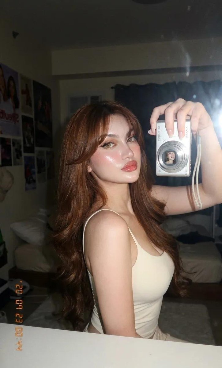 超写实特写美女肖像,一位令人惊艳的年轻女性,采用 iPhone / 数码相机美感的直接机顶闪光灯拍摄于昏暗的室内环境。华丽自然的美女镜头,带柔…, 图片 2