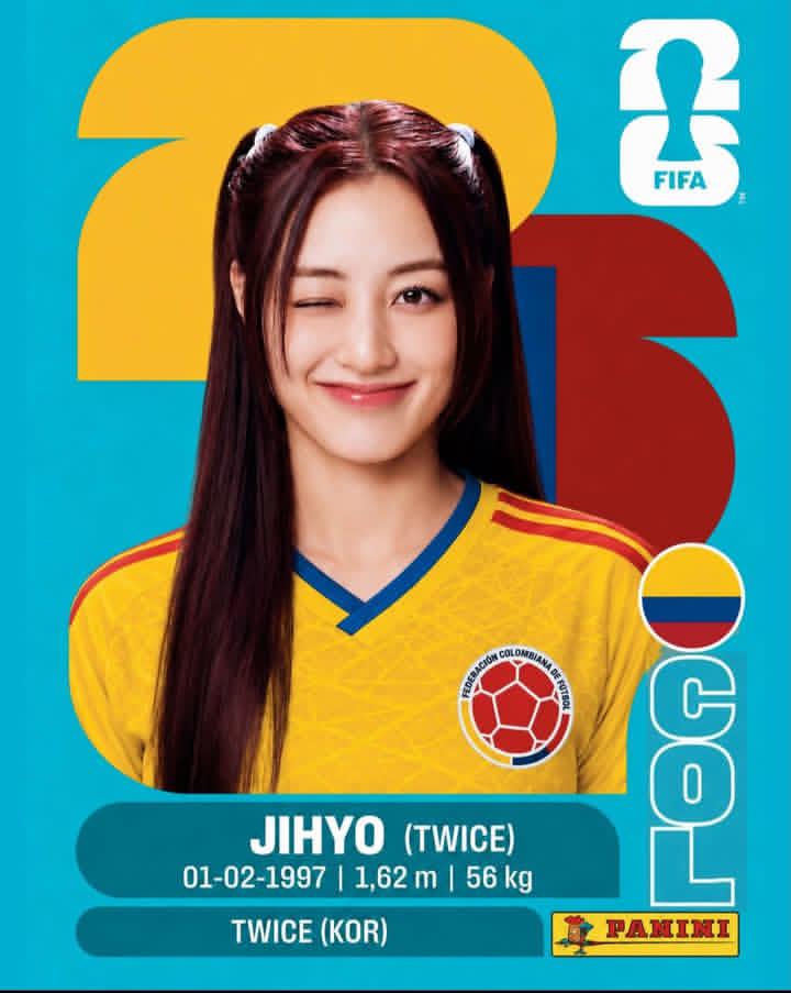 制作一张顶级 Panini 2026 国际足联世界杯收藏贴纸卡，以一位 K-pop 偶像作为职业足球运动员为主题。竖向 2:3 比例。亮青色背…, 图片 2
