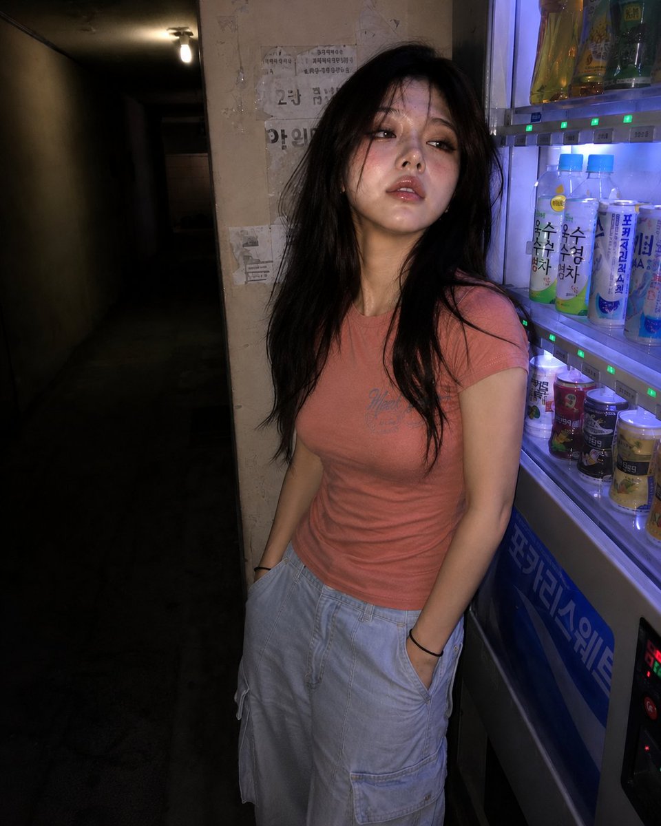 一张超写实的 4K 抓拍照,照片中是一位年轻东亚女性,夜晚站在昏暗走廊里一台发出轻柔嗡鸣的自动售货机旁。苍白的皮肤反射着直接打来的相机闪光灯,…, 图片 2