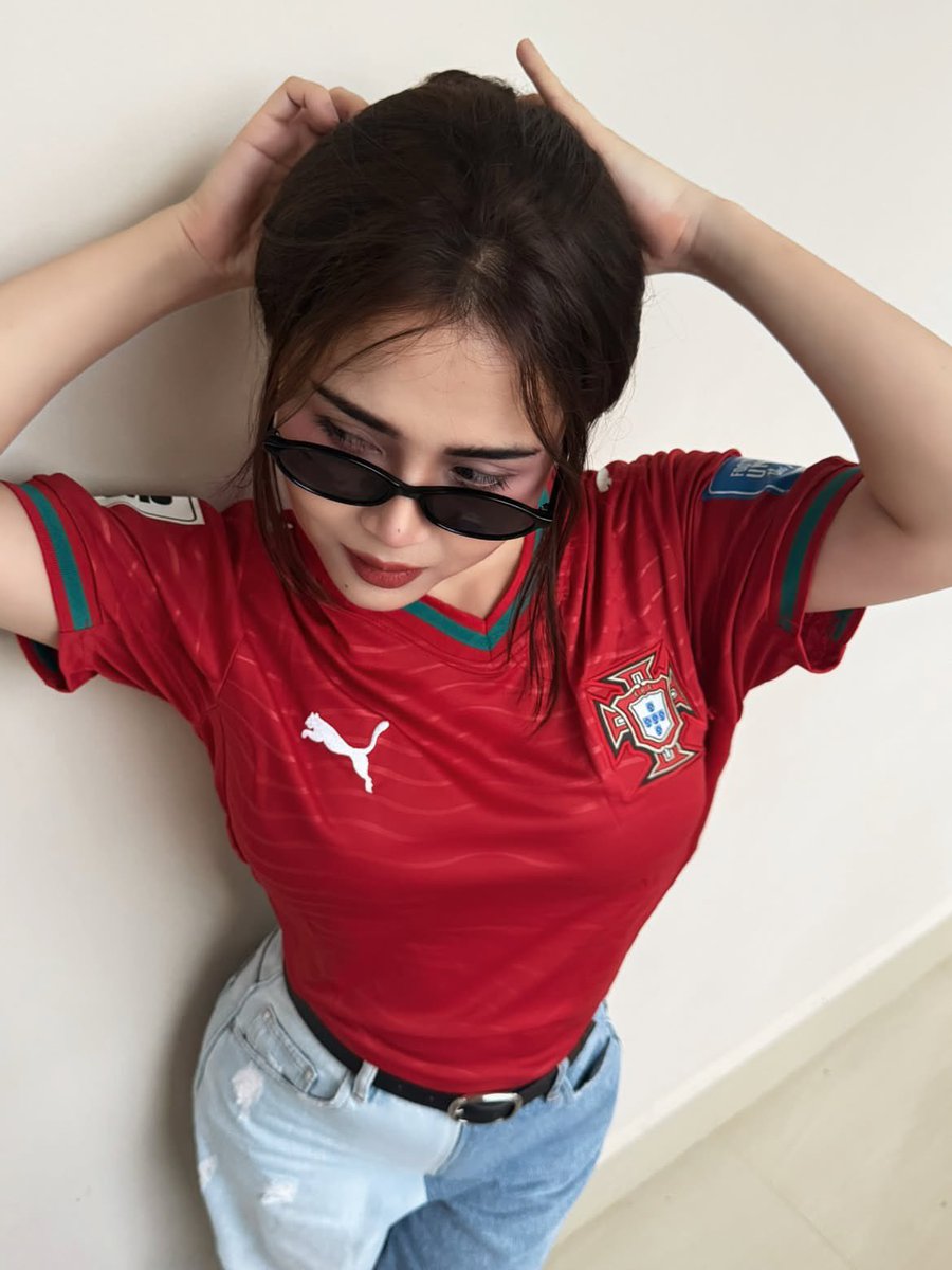 超现实风格的时尚人像摄影：一位时髦的年轻女性，身穿不同国家队的足球球衣（阿根廷、葡萄牙、巴西），在室内一面干净极简的米白色墙壁前自信地摆姿势。…, 图片 2