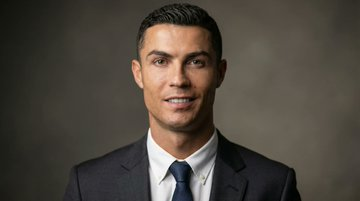 电影感、超写实的公司形象照,参考图片中的同一人。保留完全相同的面部特征、肤色和身份。风格:经典的专业公司肖像。主体穿着剪裁合身的深色西装、挺括…, 图片 3