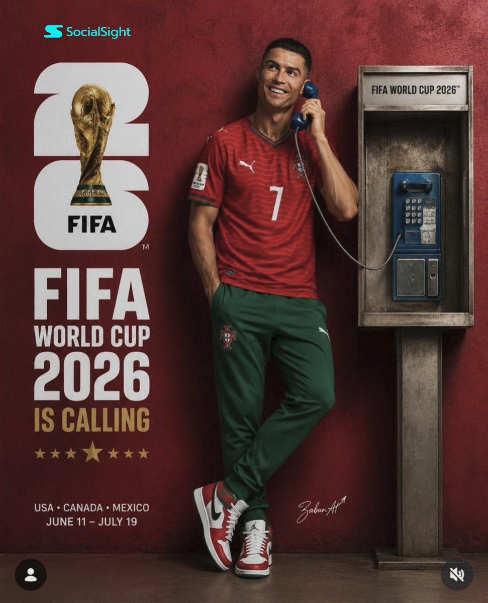 超写实的2026年FIFA世界杯宣传海报，足球超级巨星罗纳尔多全身运动型姿态随意地靠在一面质感深红墙前，面带微笑地用一台复古蓝色公共付费电话听…, 图片 1
