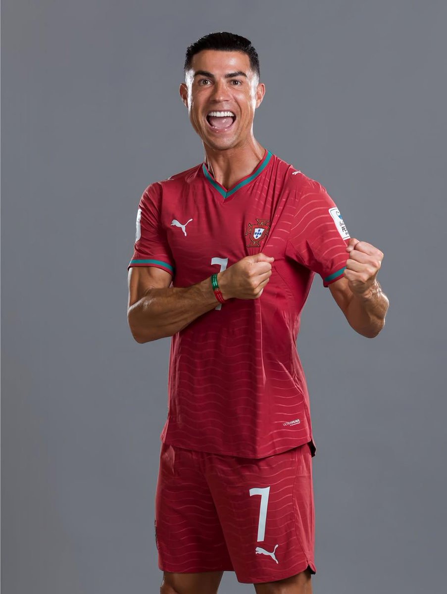 超写实克里斯蒂亚诺·罗纳尔多(Cristiano Ronaldo)肖像,身穿葡萄牙国家队球衣,7 号球衣,英雄般矗立在一座巨型足球场的中央,表…, 图片 1