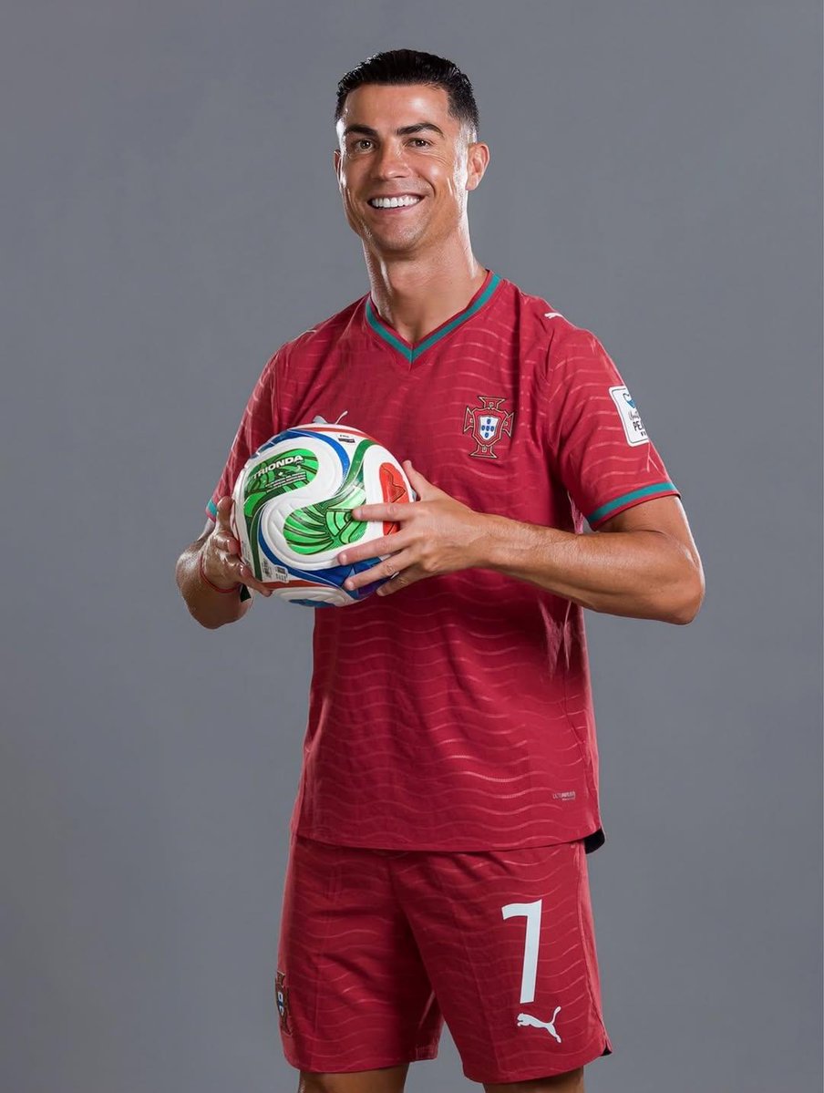 超写实克里斯蒂亚诺·罗纳尔多(Cristiano Ronaldo)肖像,身穿葡萄牙国家队球衣,7 号球衣,英雄般矗立在一座巨型足球场的中央,表…, 图片 2